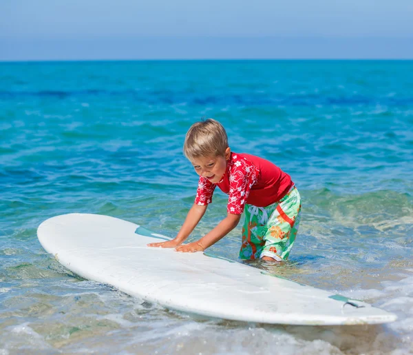 Pojke med surf — Stockfoto