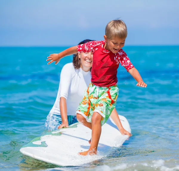 Çocuk ile sörf — Stok fotoğraf