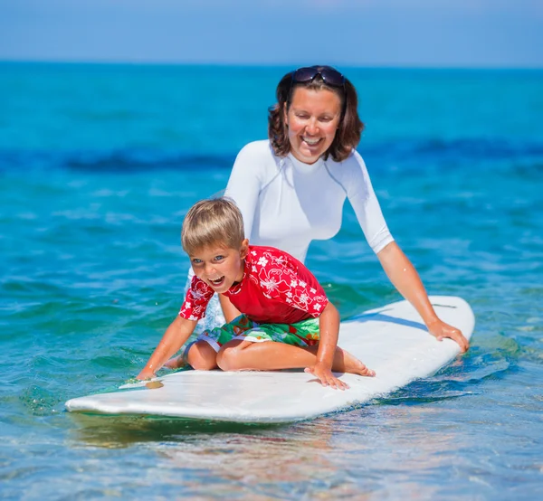 Pojke med surf — Stockfoto