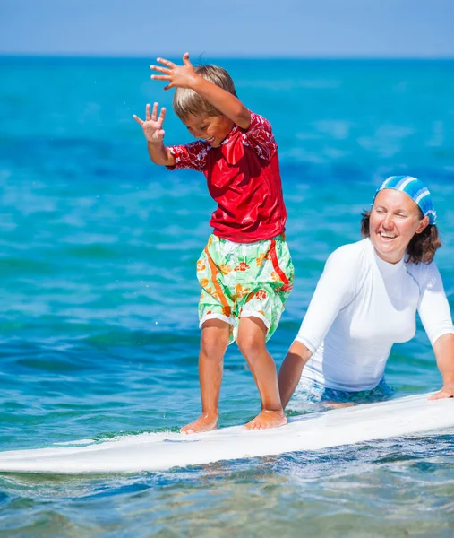 Pojke med surf — Stockfoto