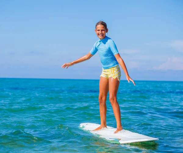 Menina com surf — Fotografia de Stock