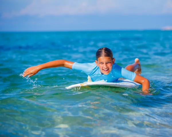 Девушка с серфингом — стоковое фото