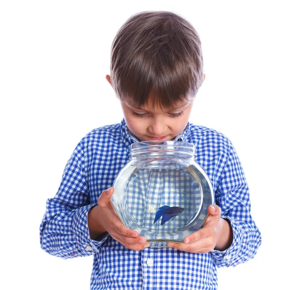 Junge mit einem Fisch. — Stockfoto