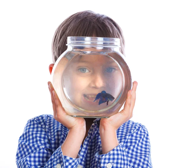 Niño con un pez . — Foto de Stock