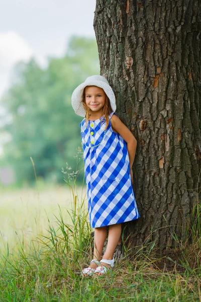 Meisje in het park — Stockfoto