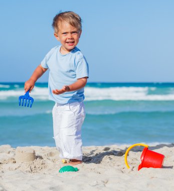 Çocuk plaing sahilde