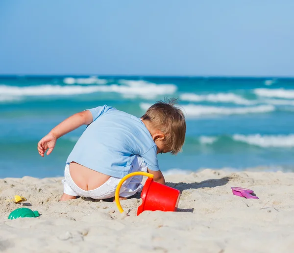 Хлопчик розміщує на пляжі — стокове фото