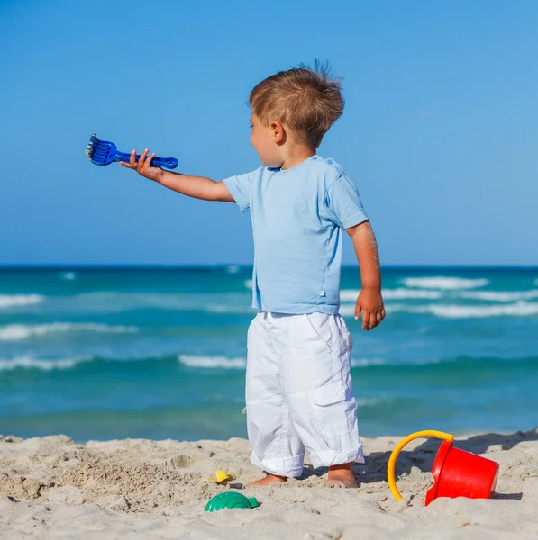Rapaz entranhando na praia — Fotografia de Stock