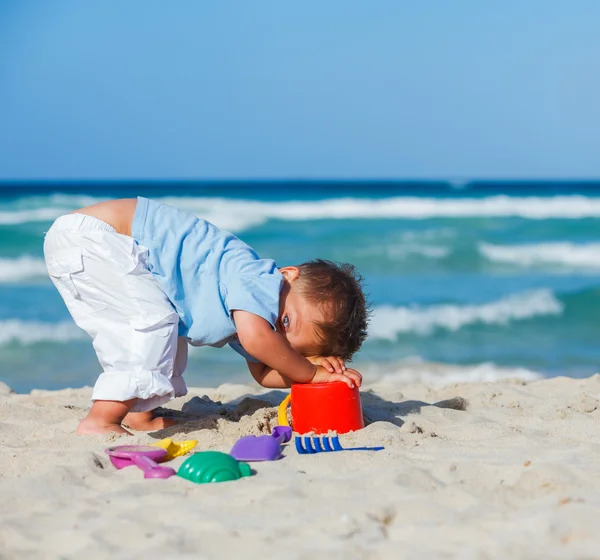 Garçon plaçant sur la plage — Photo