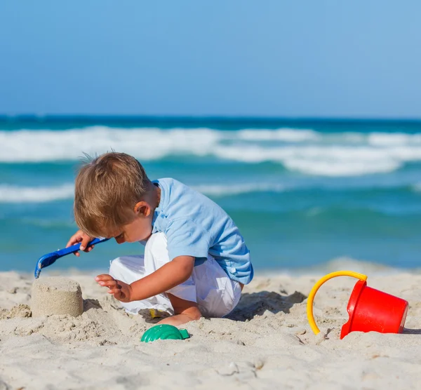 Pojke plaing på stranden — Stockfoto