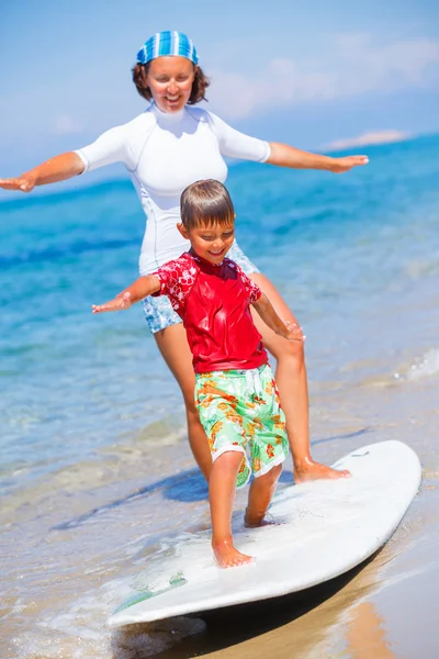 Pojke med surf — Stockfoto