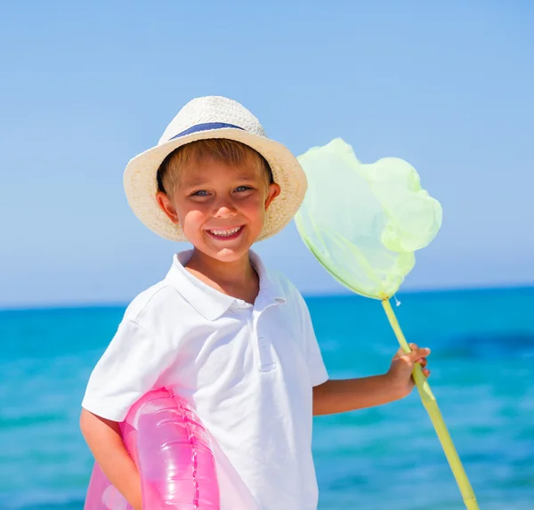 Kid boy caminhando na praia tropical — Fotografia de Stock