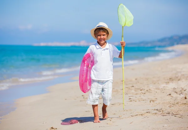 Хлопчик гуляє по тропічному пляжу — стокове фото