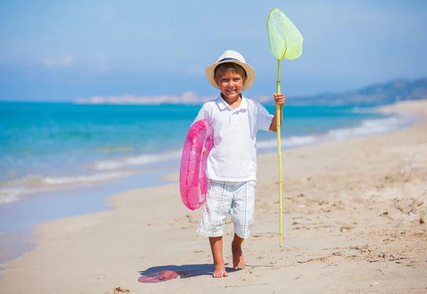 Niño caminando por la playa tropical —  Fotos de Stock