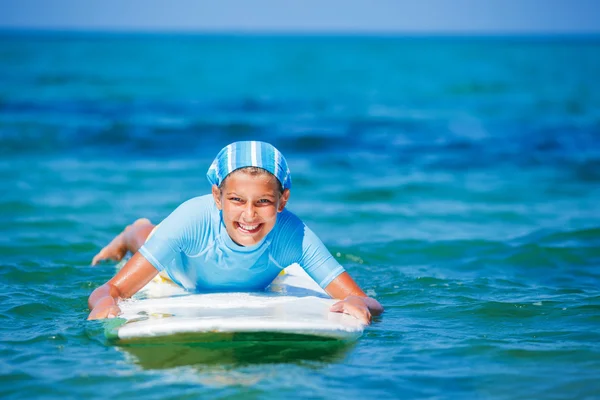 Menina com surf — Fotografia de Stock