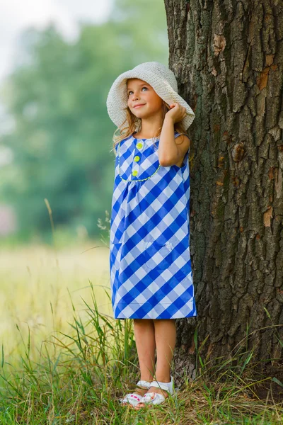 Menina no parque — Fotografia de Stock