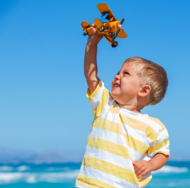 uçak ile oynayan çocuk