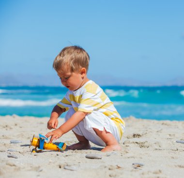 uçak ile oynayan çocuk