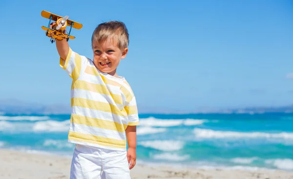 Menino brincando com avião — Fotografia de Stock