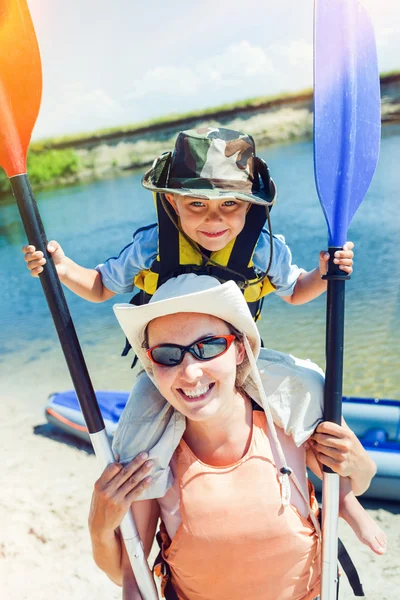 Mãe e filho de caiaque — Fotografia de Stock