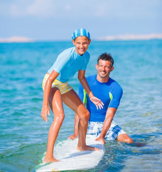 Meisje met surf — Stockfoto