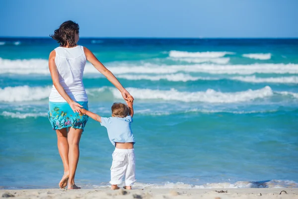 Mamma med son på stranden — Stockfoto