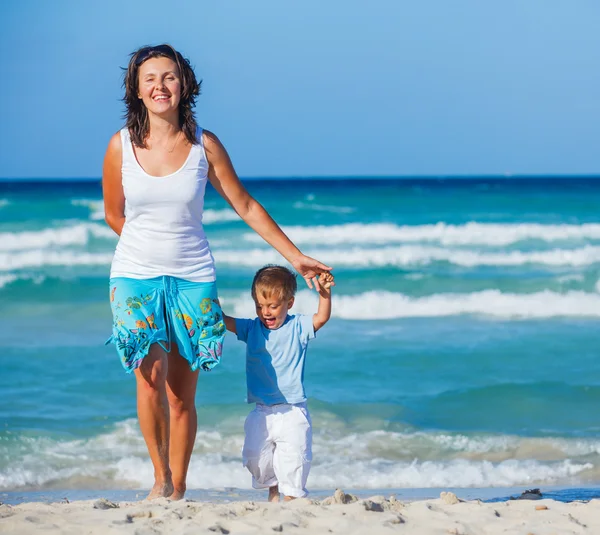 Mãe com filho na praia — Fotografia de Stock