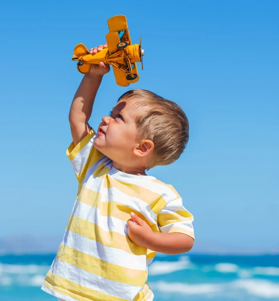 Jongen spelen met vliegtuig — Stockfoto