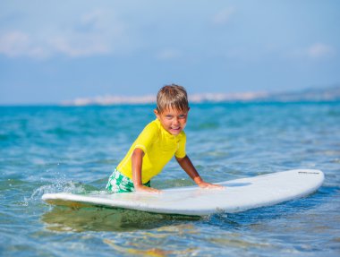 Çocuk ile sörf