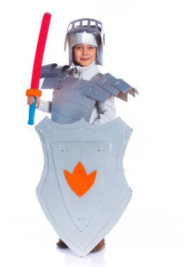 Bir şövalye olarak giyinmiş çocuk