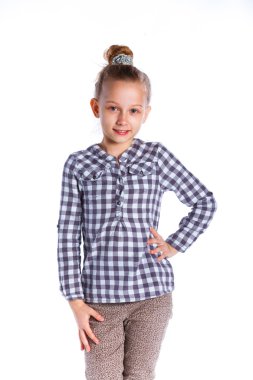 Kız stüdyoda poz veriyor.