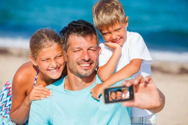 父亲和他的孩子们在海滩采取自拍照 — 图库照片