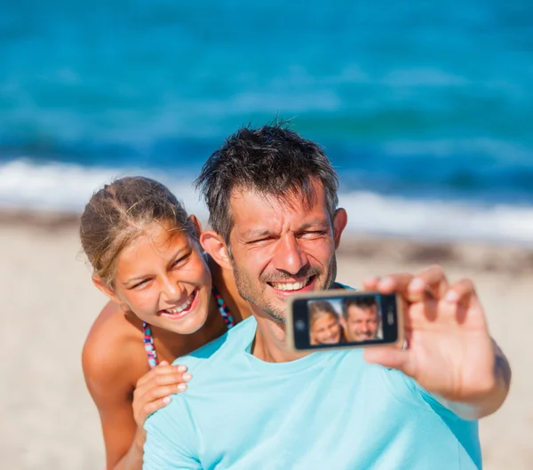 父亲和他的孩子们在海滩采取自拍照 — 图库照片