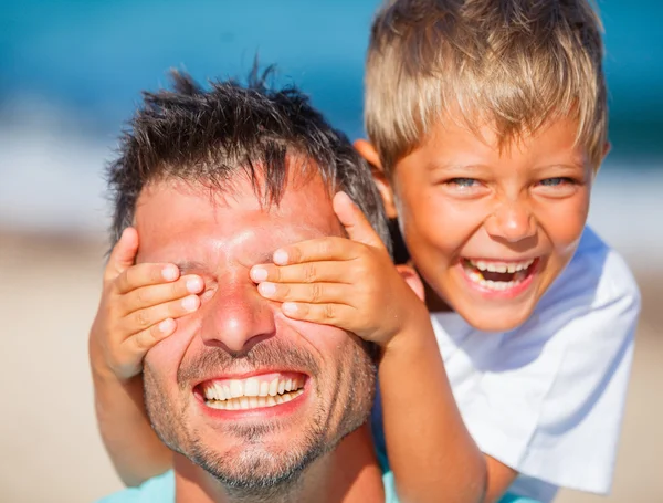 Boy with father playing at the beach — Stock Photo, Image