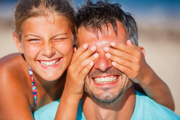 Flicka med far spela på stranden — Stockfoto