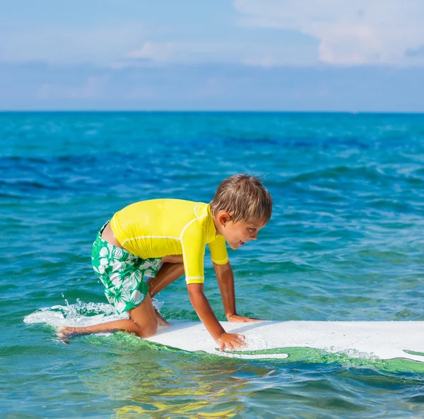 Pojke med surf — Stockfoto