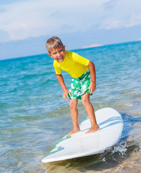 Jongen met surf — Stockfoto