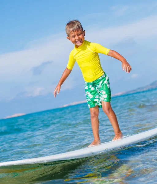 Jongen met surf — Stockfoto