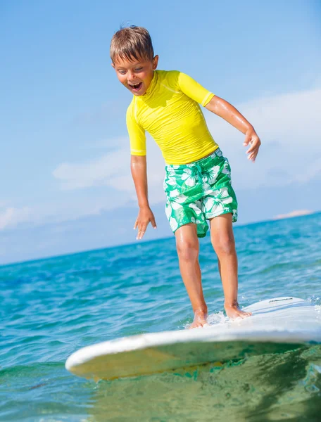 Menino com surf — Fotografia de Stock