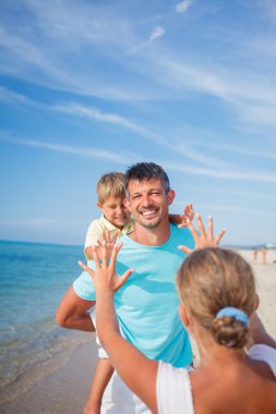 Baba ve çocuklar sahilde