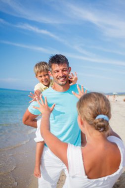 Baba ve çocuklar sahilde