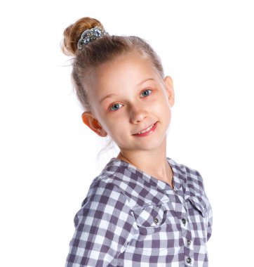 Kız stüdyoda poz veriyor.