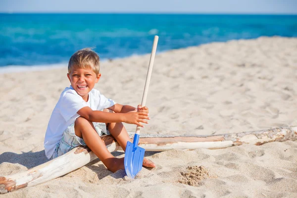 Fiú játszik a strandon — Stock Fotó