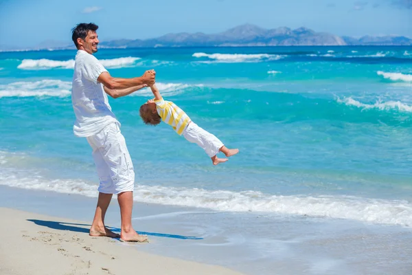 Far med son på stranden — Stockfoto