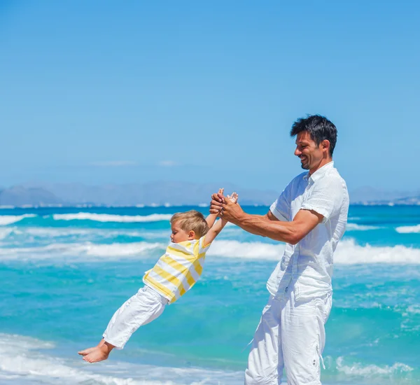 Pai com filho na praia — Fotografia de Stock