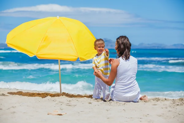 Mãe com filho na praia — Fotografia de Stock