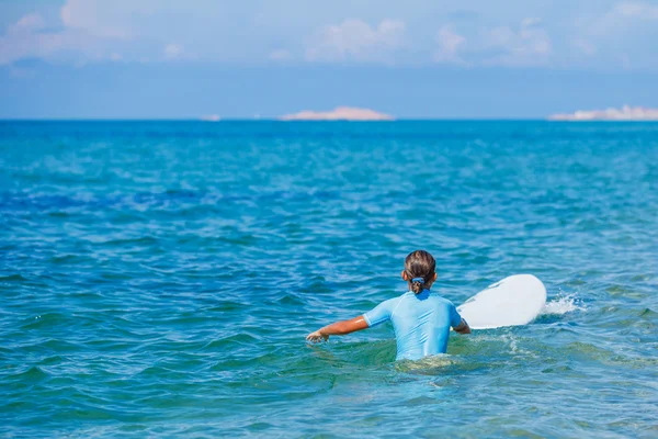 Ragazza con surf — Foto Stock