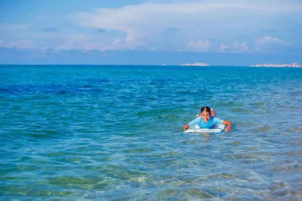 Ragazza con surf — Foto Stock