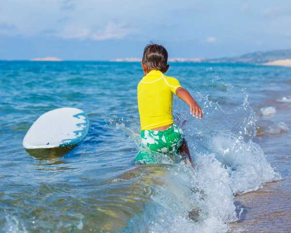 Pojke med surf — Stockfoto