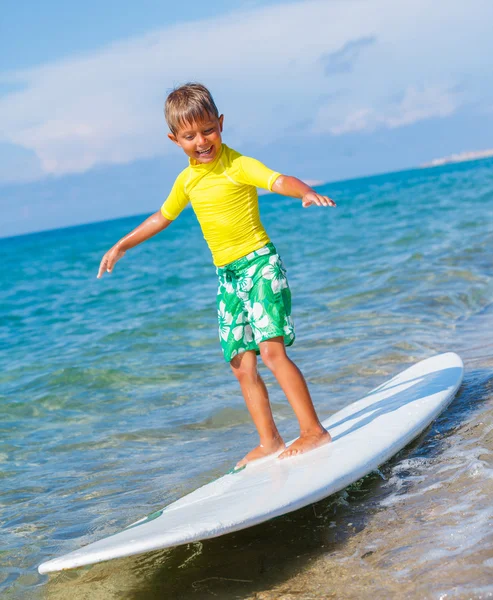Jongen met surf — Stockfoto